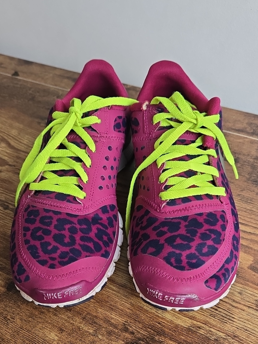 Nike Women's Leopard Free 5.0 V4 Raspberry Red Sneaker Shoes Size 9 Athletics - Picture 2 of 8